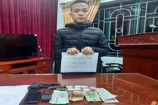 Nam thanh niên tàng trữ ma túy, đem theo súng để phòng thân