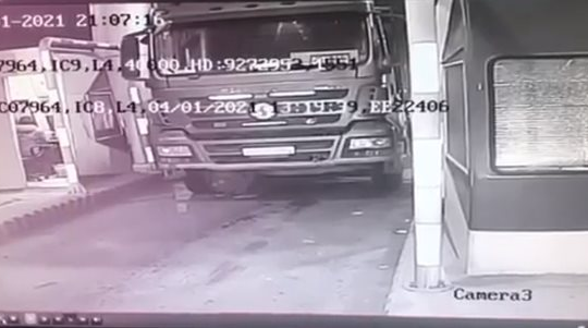 Bất ngờ xe tải tự trôi khiến tài xế tử vong trên cao tốc