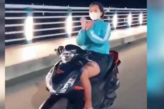 Xử phạt nữ tài xế điều khiển xe máy buông cả hai tay 
