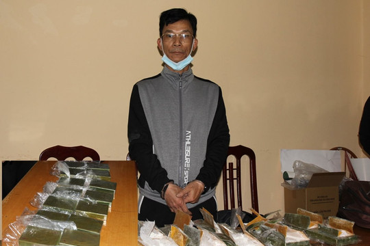 Hà Nam: Bắt đối tượng vận chuyển 14 bánh heroin