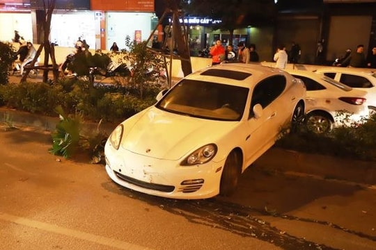 Nghi bị đột quỵ, nam tài xế Porsche mất lái tông đổ nhiều cây xanh 