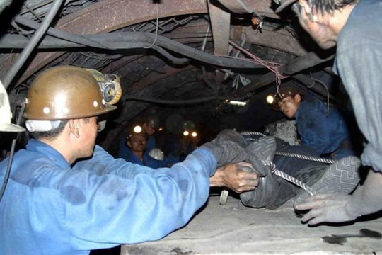 Một công nhân mỏ than bị đá rơi tử vong