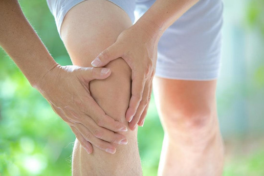 Nguy cơ tàn phế nếu chữa bệnh đau khớp theo cách "truyền miệng"