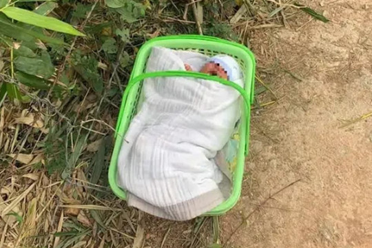 Bé trai sơ sinh bị bỏ rơi gần cổng chùa giữa thời tiết lạnh giá kèm lá thư 'không biết bố của con mình là ai'
