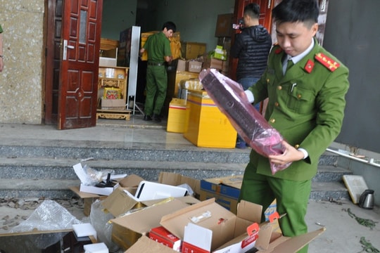 Tạm giữ gần 200 thùng chứa linh kiện điện tử, bài và thẻ chíp không rõ nguồn gốc, xuất xứ