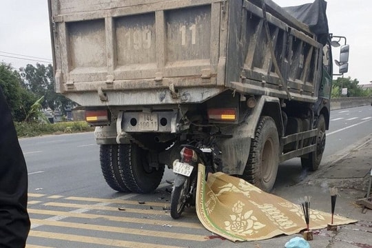 Xe máy kẹp ba bất ngờ đâm đuôi xe tải khiến 2 người tử vong tại chỗ