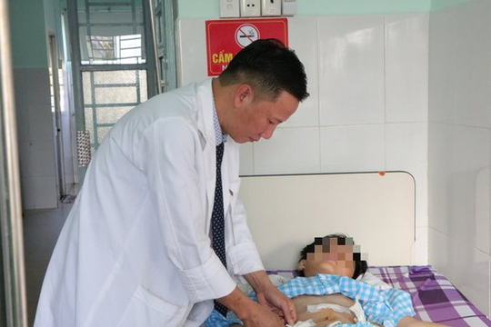 Cứu sống bé trai bị trái bóng đập vỡ lách