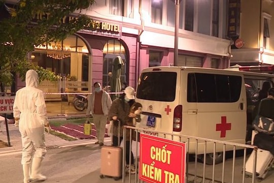 Tạm đình chỉ thêm 2 cán bộ y tế để lọt bệnh nhân Covid-19