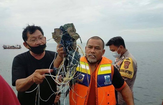 Tìm thấy mảnh vỡ nghi của máy bay Indonesia bị mất tích