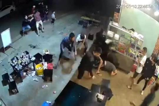 Đi mời bia, một thanh niên bị đánh bất tỉnh vì vỗ vào đầu bạn nhậu