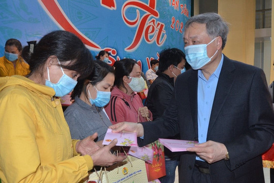 Chánh án TANDTC Nguyễn Hòa Bình trao quà “Tết sum vầy” tại Phú Yên