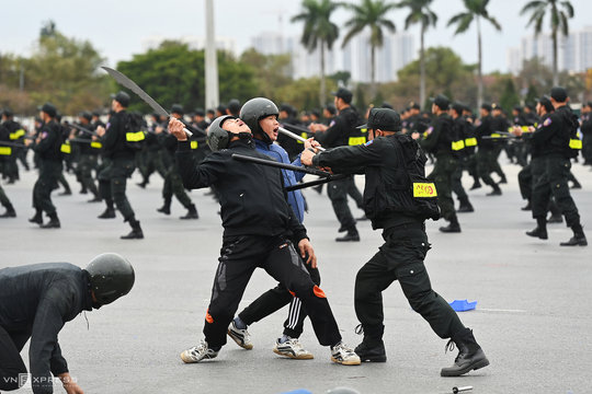 Cảnh sát cơ động biểu diễn võ thuật, đu dây bắn súng