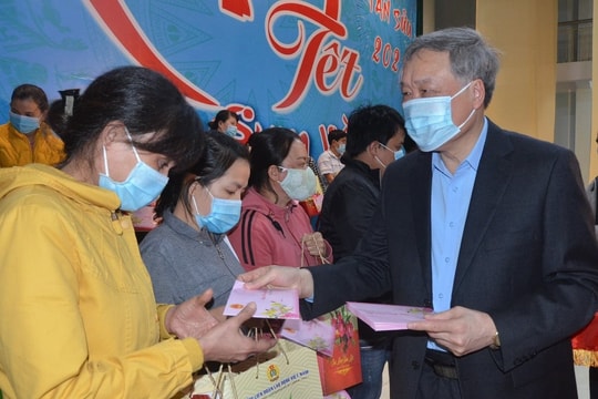 Chánh án TANDTC Nguyễn Hòa Bình trao quà “Tết sum vầy” tại Phú Yên