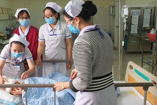 Cha nghi bị trầm cảm dùng dao chém nhiều nhát vào mặt con trai 5 tuổi
