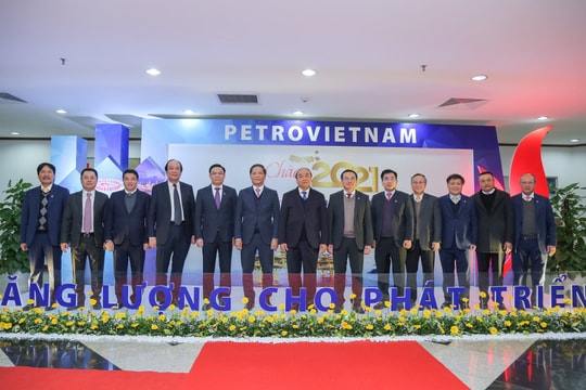 Thủ tướng Nguyễn Xuân Phúc: Petrovietnam trong khó khăn càng vững vàng, trước thử thách càng bản lĩnh
