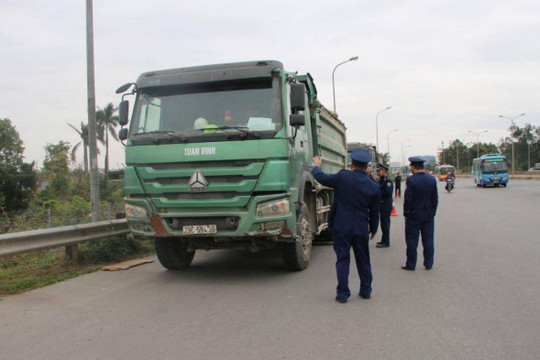 Hơn 14.000 xe chở quá tải bị xử phạt trong năm 2020
