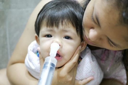 Rửa mũi cho trẻ bằng xi lanh: Nguy hiểm đến tính mạng trẻ nhỏ