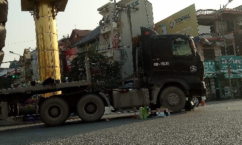 Hà Nội: Va chạm với đầu kéo, cô gái trẻ tử vong thương tâm