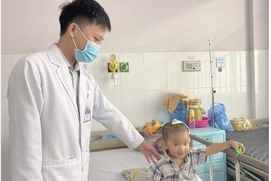 Phẫu thuật cứu sống bé trai 2 tuổi bị lõm sọ não do ngã xe đạp