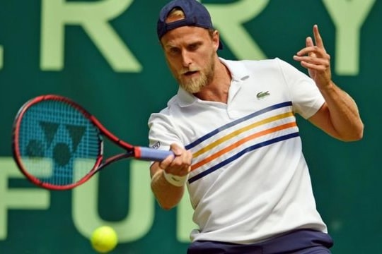 Australian Open 2021: Mắc COVID-19, tay vợt vẫn đánh hết trận rồi đi cách ly