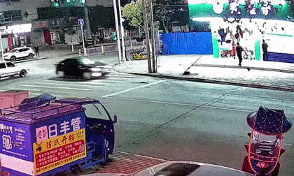 Ô tô lật ngửa trên vỉa hè sau khi lao vào dây cáp