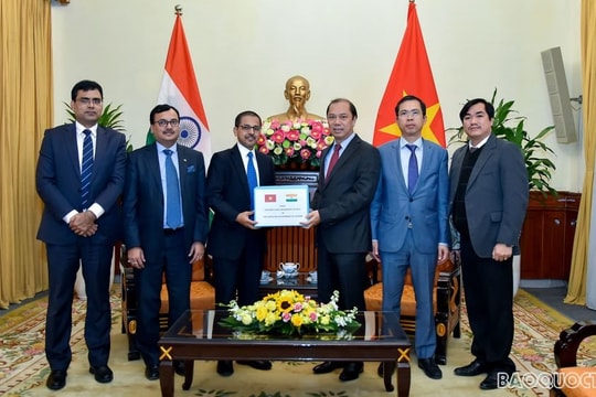 Ấn Độ trao hàng cứu trợ nhân dân lũ lụt miền Trung