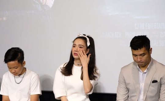 Netizen tranh cãi khi Nhã Phương khóc vì tới muộn buổi họp báo phim 'Song song'