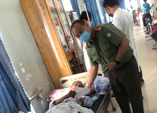 Đoàn Thanh niên Công an Thủ Đức tặng 10 triệu đồng cho một hoàn cảnh bị tai nạn