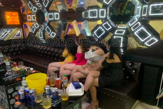 Quán karaoke không giấy phép cho nhân viên múa thoát y phục vụ khách 
