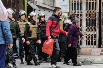 Bắt giữ khẩn cấp bà cụ 75 tuổi cầm đầu tụ điểm buôn bán ma tuý
