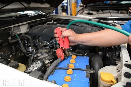 Có nên sử dụng dịch vụ cứu hộ sạc bình ô tô lưu động khi gặp sự cố?