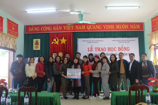 Trao học bổng tiếp sức cho học sinh vùng lũ Hướng Hóa
