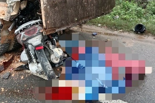 Tông vào đuôi xe tải, 2 người tử vong tại chỗ