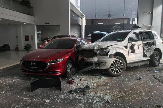 Khởi tố nữ tài xế tông chết người rồi lao thẳng vào showroom ô tô