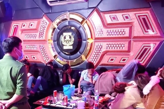 Xử phạt 10 đối tượng “bay lắc” xuyên đêm trong quán karaoke