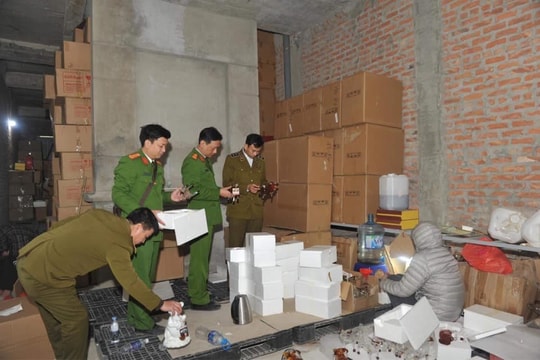 Bắt quả tang cơ sở sản xuất rượu giả, dán mác nước ngoài