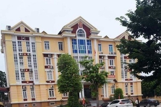 Cách hết chức vụ trong Đảng đối với 2 cán bộ huyện đánh bạc tại công sở
