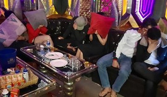 Bắt giữ nhóm thanh niên nam, nữ đang phê ma tuý trong quán karaoke