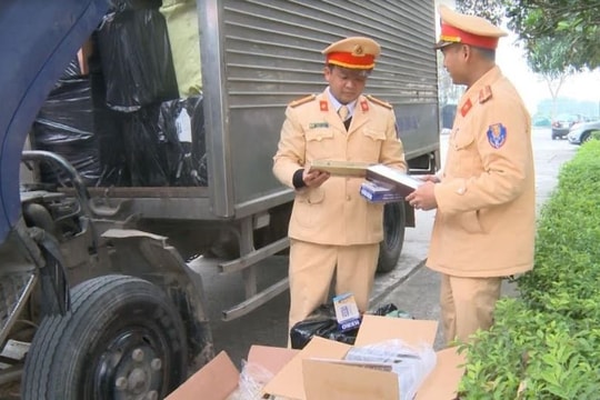 Chế thùng xe, đeo biển giả vận chuyển hàng nghìn bao thuốc lá lậu
