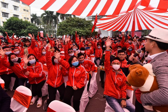 Hàng nghìn sinh viên Bách khoa Hà Nội tham dự Ngày Chủ nhật đỏ”