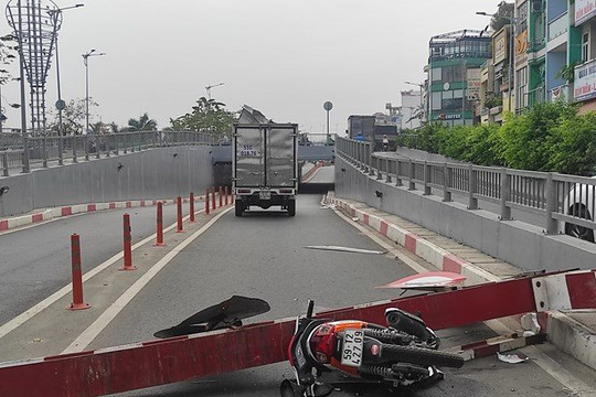 Bị thanh barie rơi trúng, đôi nam nữ đi xe máy suýt mất mạng