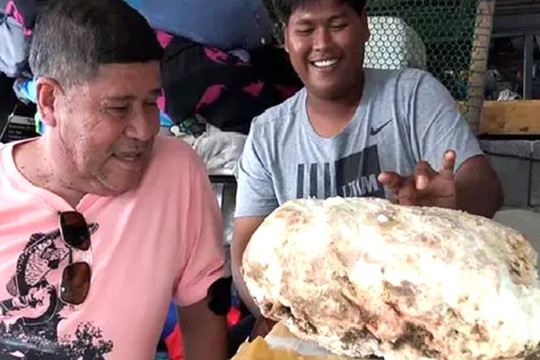 Nhặt được 'tảng đá' có mùi hương lạ, người đàn ông bất ngờ khi biết về giá trị hơn 5 tỷ đồng