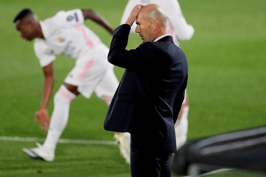 Real Madrid: Khi Zidane phải tự dang tay để cứu mình