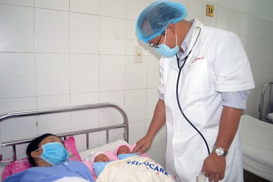 Cứu sống thành công sản phụ song thai mắc bệnh lý hiếm gặp 