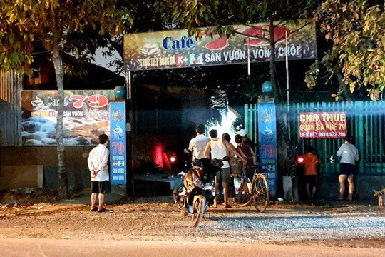 Nam thanh niên ôm can xăng, đòi mở bình gas đốt quán cà phê