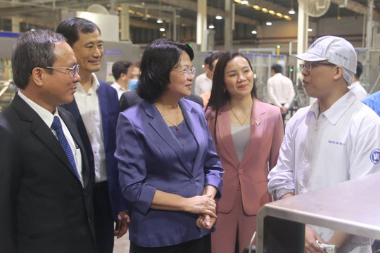 Phó Chủ tịch nước Đặng Thị Ngọc Thịnh tặng quà cho công nhân