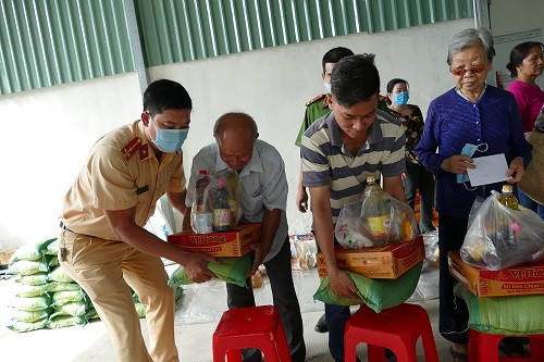Mang Tết sớm đến với người dân khó khăn