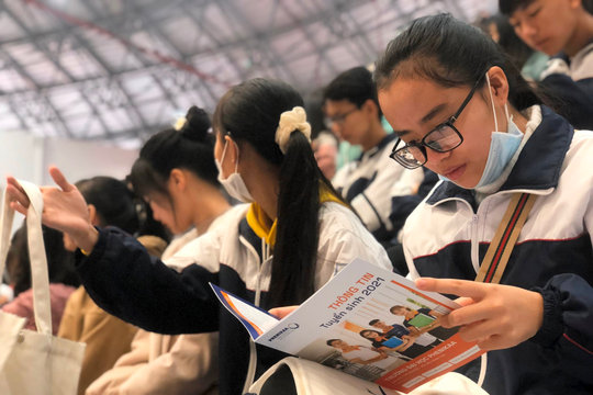 400 học sinh tham dự tour trải nghiệm thực tế làm sinh viên