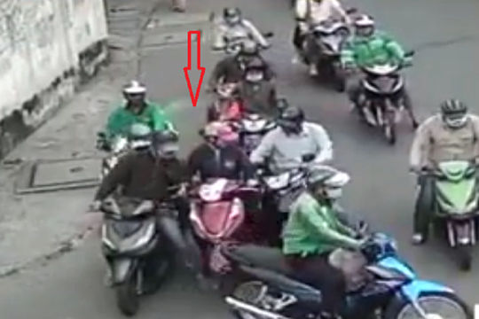 Người phụ nữ bị nhóm đối tượng vây xe, dàn cảnh trộm tài sản trên phố gây phẫn nộ