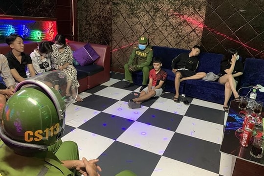Bắt quả tang 8 đối tượng sử dụng trái phép chất ma túy tại quán karaoke